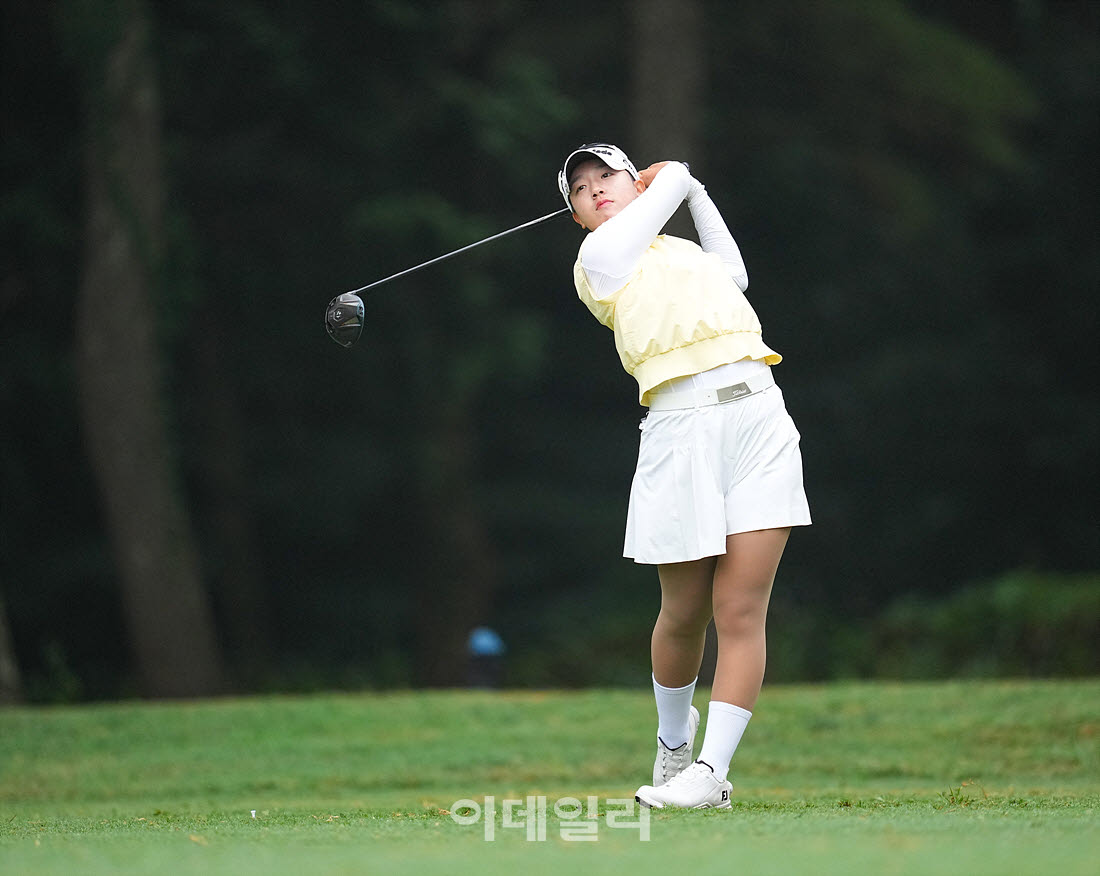 [포토]배윤지,페어웨이 중앙을 향하여