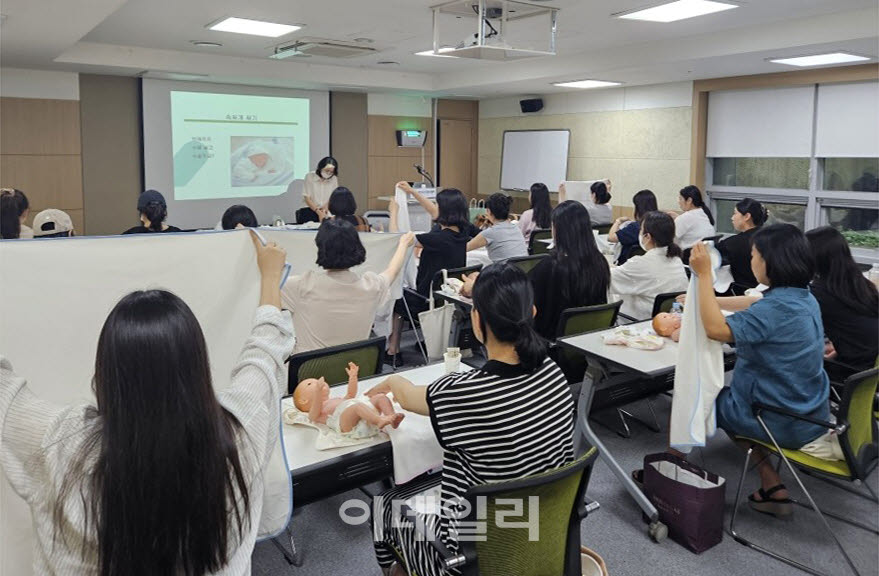 [포토] 송파구, 결혼이민자 '초보엄마 아기돌보기' 특강