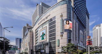 롯데쇼핑, 2분기 영업익 121% 급증…'백화점·외국인'이 이끌었다(상보)