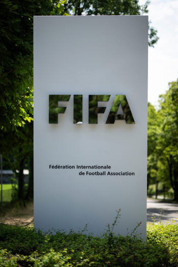 “인판티노 믿을 수 없다”… UEFA, 월드컵 보이콧 경고 유지