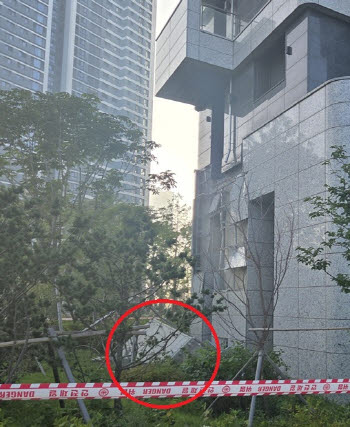 송도 신축아파트, 2층 테라스 분리돼 추락…인명피해 없어