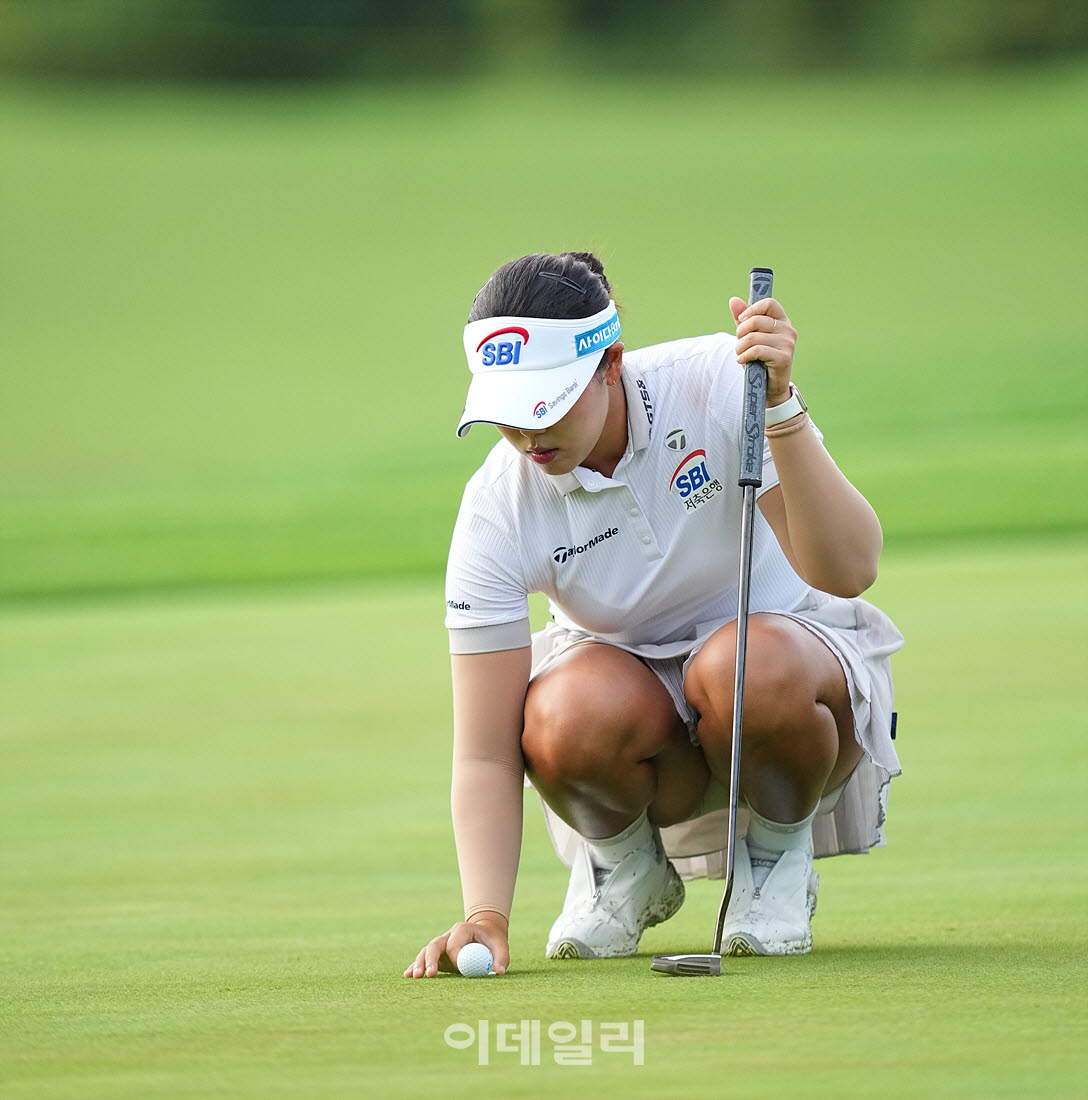 [포토]이윤서,퍼트라인 맞춰 볼을 놓는다