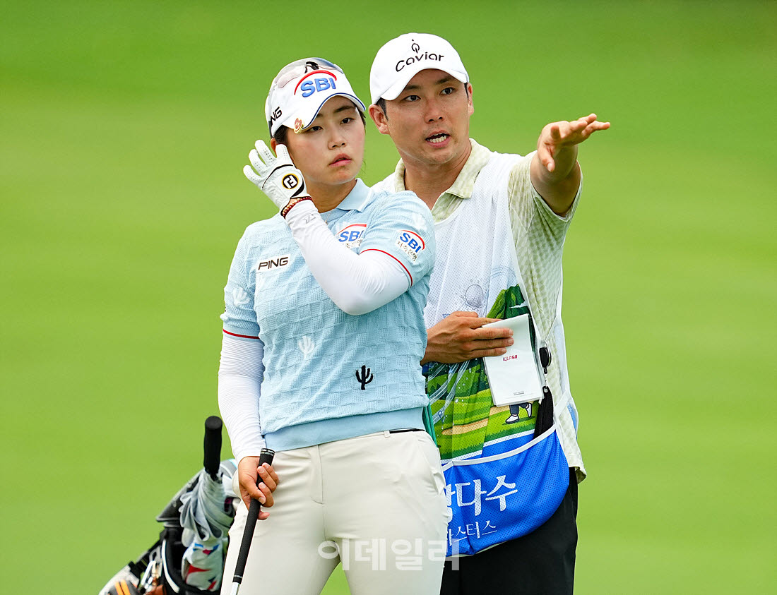 [포토]김지윤,캐디와 공략을 상의한다