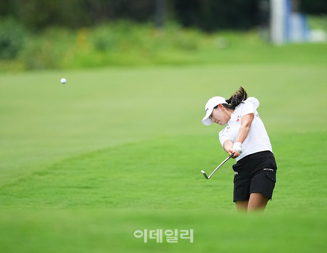 [포토]이지현,핀을 향한 아이언샷