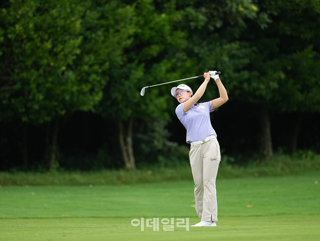 [포토]박민지,첫 홀 핀에 붙인다