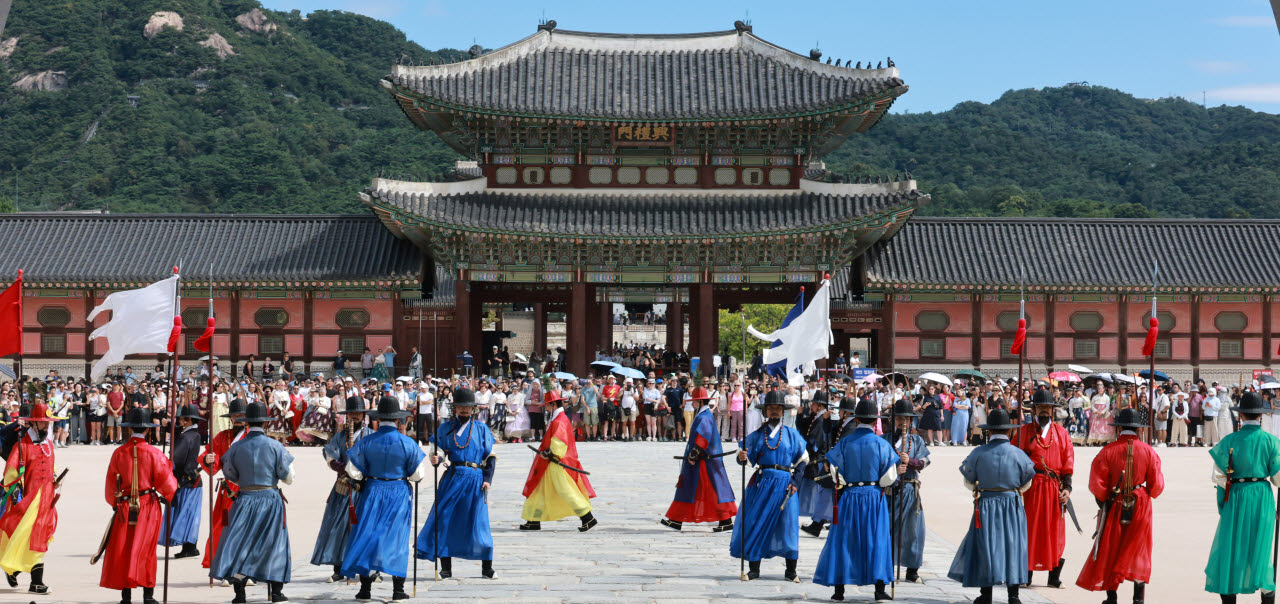 [포토]무더위로 중단된 경복궁 수문장 교대 의식 재개