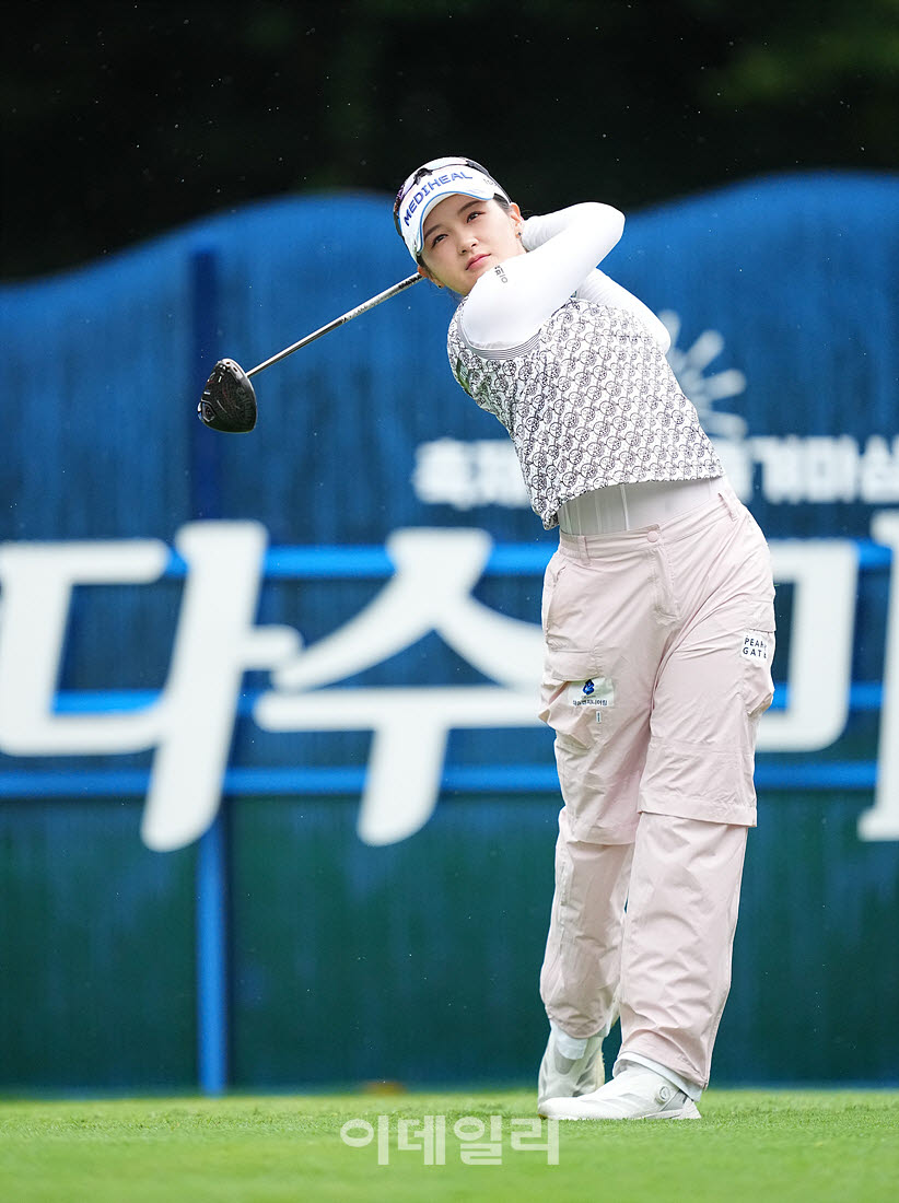 [포토]박현경,최종일 최대한 올라간다