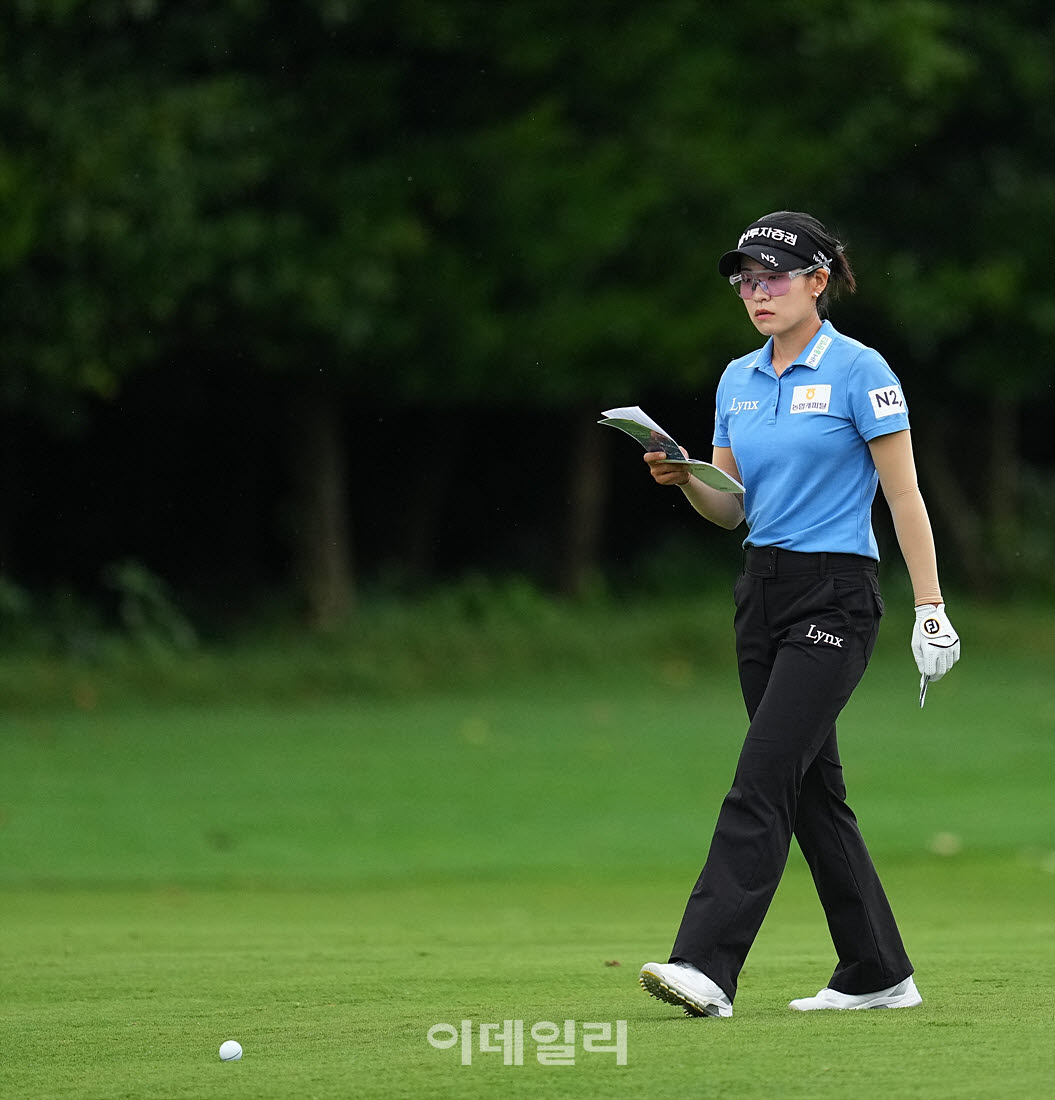 [포토]박민지,야디지북을 확인한다