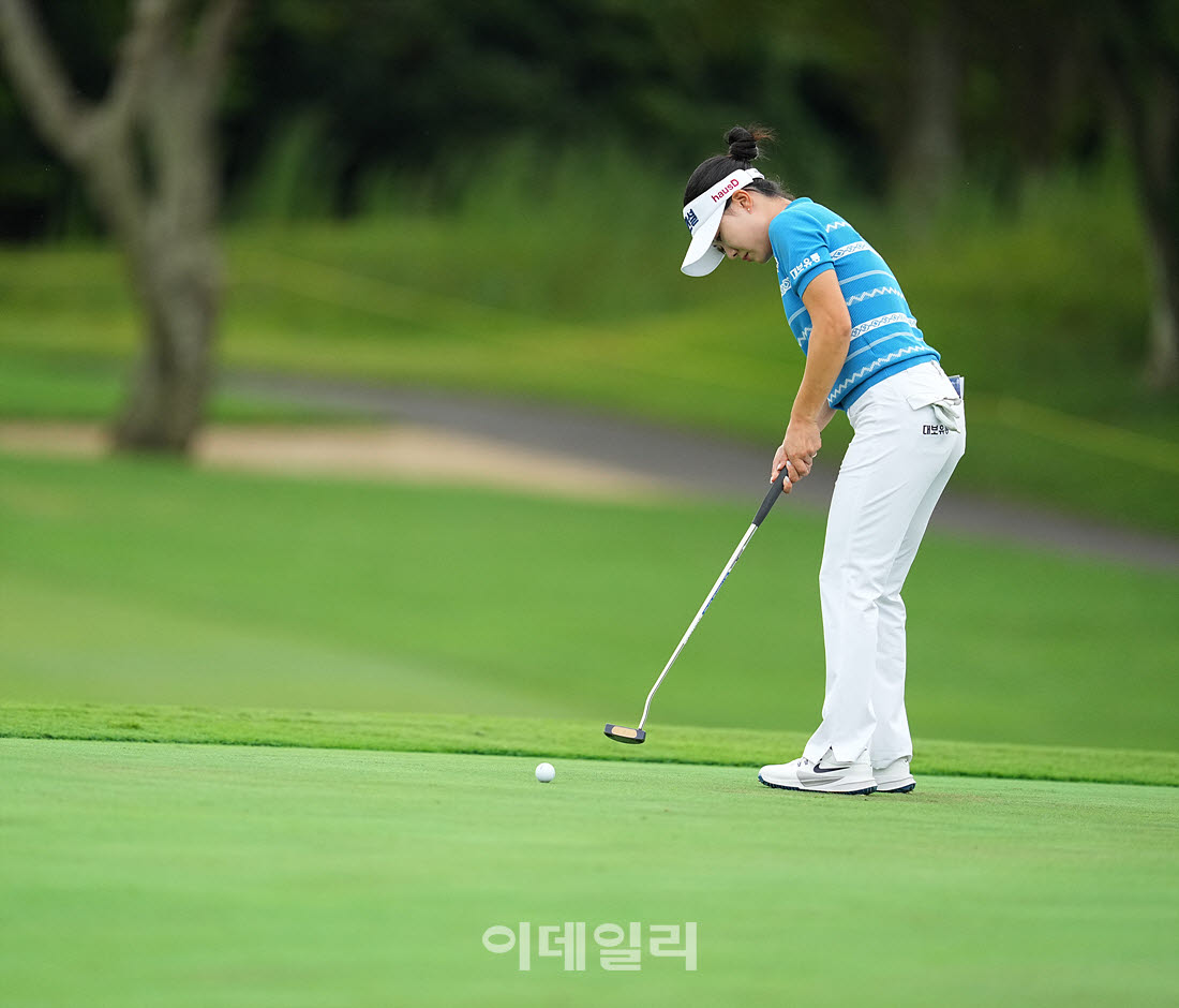[포토]서어진,먼거리 버디 퍼트 도전한다
