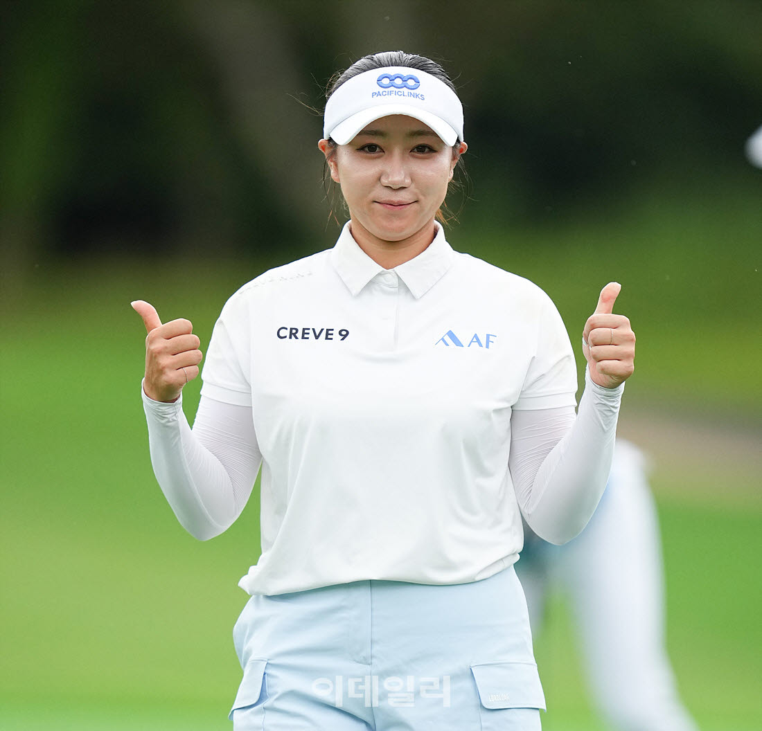 [포토]강채연,첫 승 향한 양손 엄지척