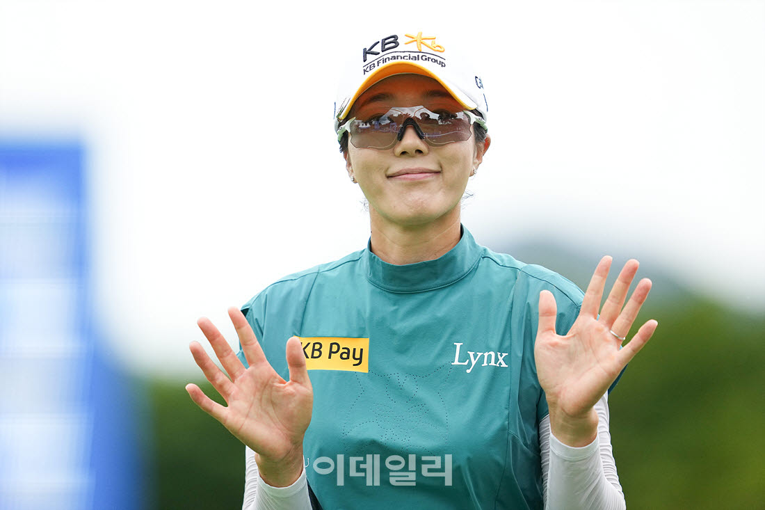 [포토]안송이,버디 성공 밝은 두손 인사