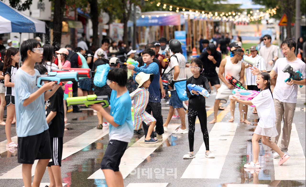 [포토]'거리에서 즐기는 물총 싸움'