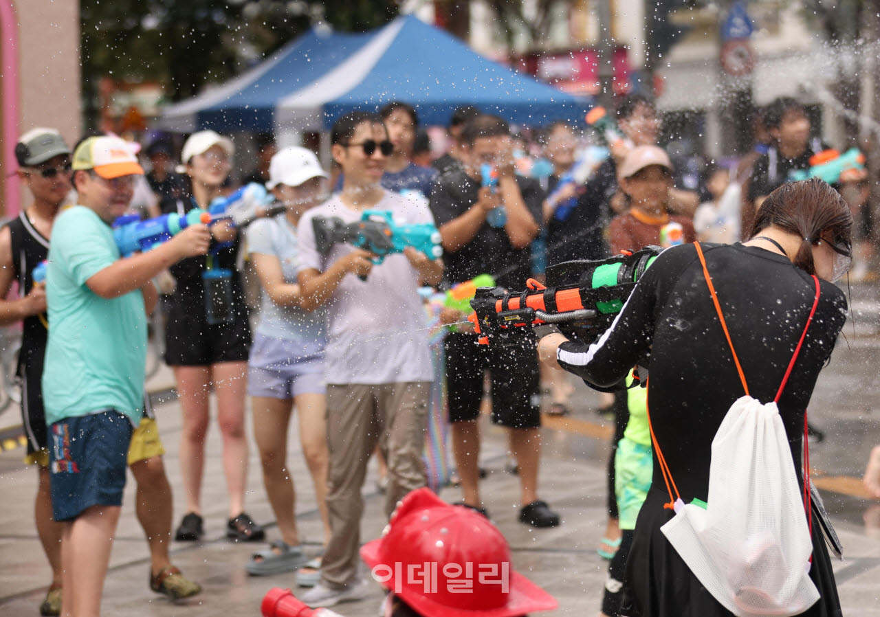 [포토]'시원한 물총 싸움'