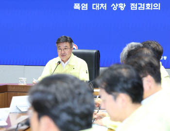 윤호중 행안 장관, 인천 모터보트 연락 두절에 "안전구조" 지시
