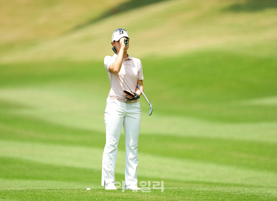 [포토]송민소,핀까지 거리를 측정한다