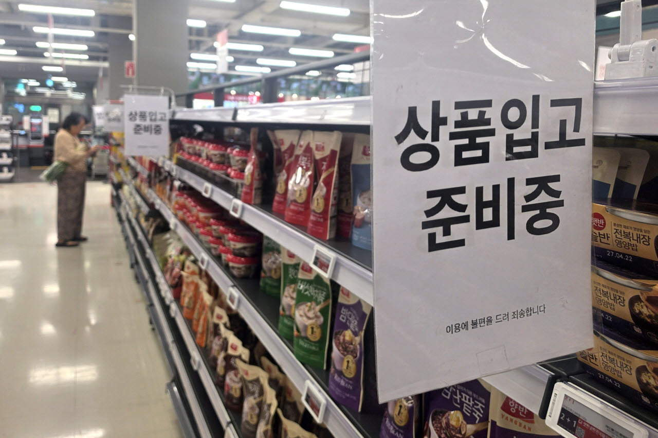 [포토]재개장 앞두고 매대 채운 홈플러스