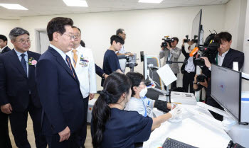 李 “영웅을 지키는 것이 국가·국민 지키는 것”…국립소방병원 개원