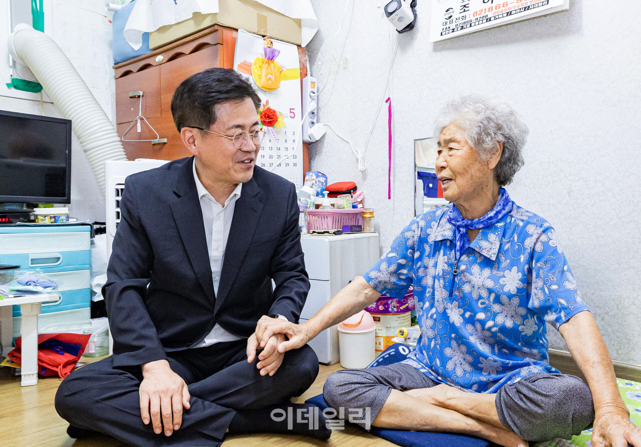 [포토] 독거 어르신 폭염 상황 점검하는 조유진 영등포구청장