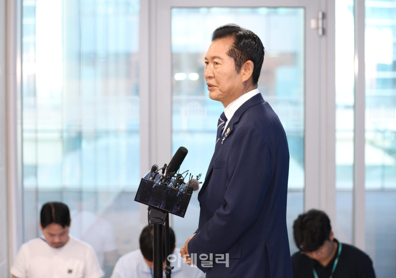 [포토]답변하는 정청래 후보
