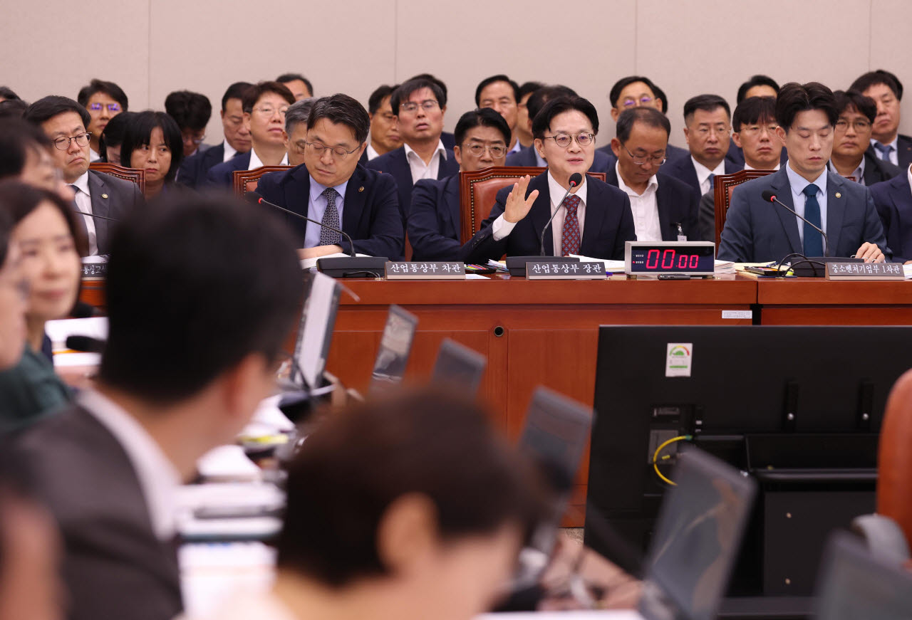 [포토]산자중기위 전체회의, '답변하는 김정관 산업부 장관'