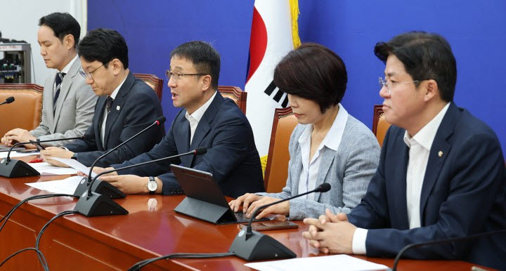 與 "국힘, '말로만 공급'…8월 민생법안 처리 모든 수단 동원"