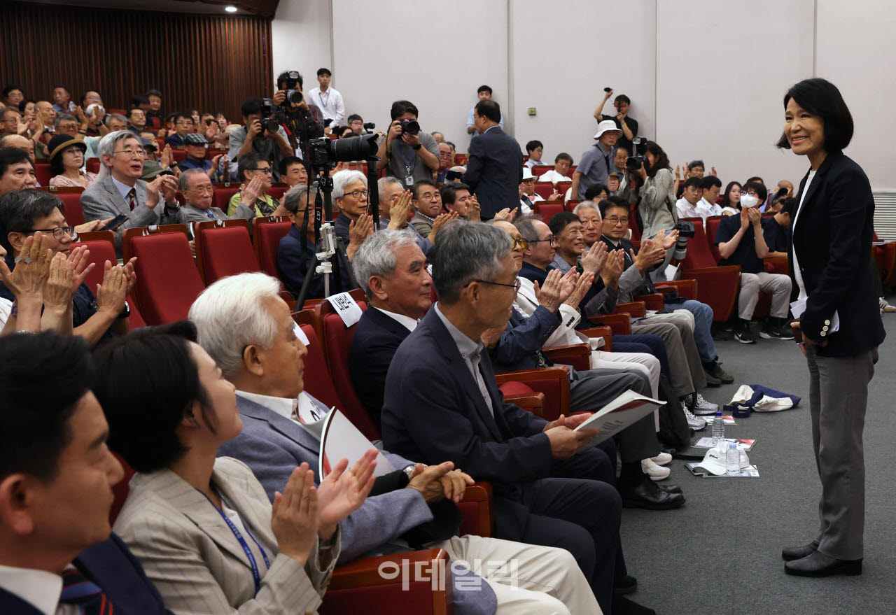 [포토]5.18 민주화운동의 재조명 국회공개포럼, '인사하는 이진숙 의원'