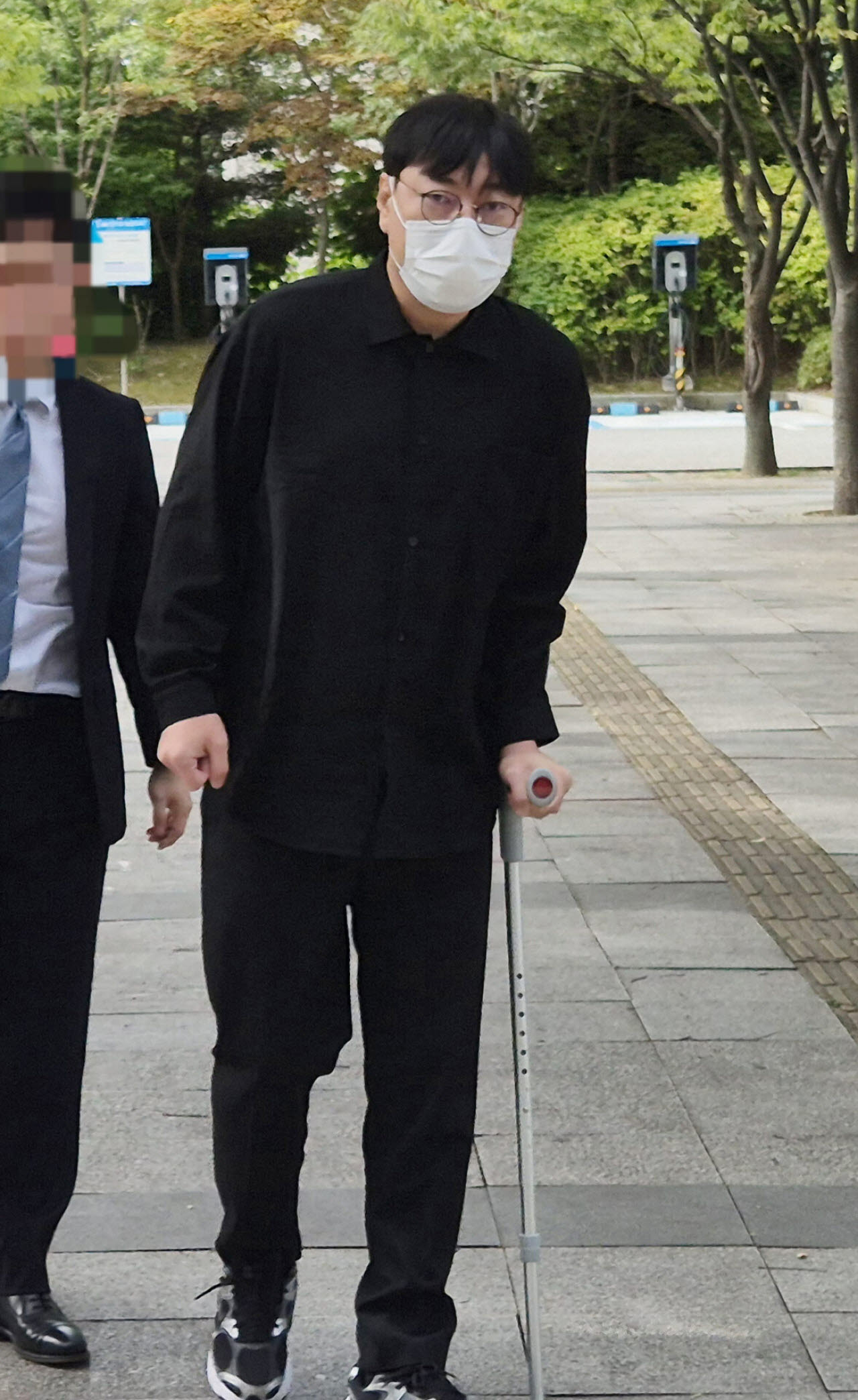 '도박·음주운전' 개그맨 이진호, 목발 짚고 공판 출석…檢 징역 2년 구형