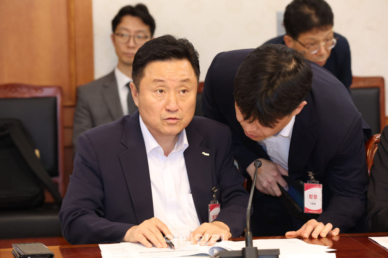 [포토]관계자와 대화 나누는 최인호 사장
