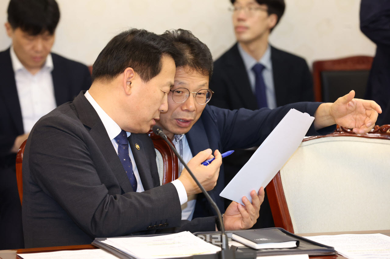 [포토]관계자와 대화 나누는 이두희 국방부 차관