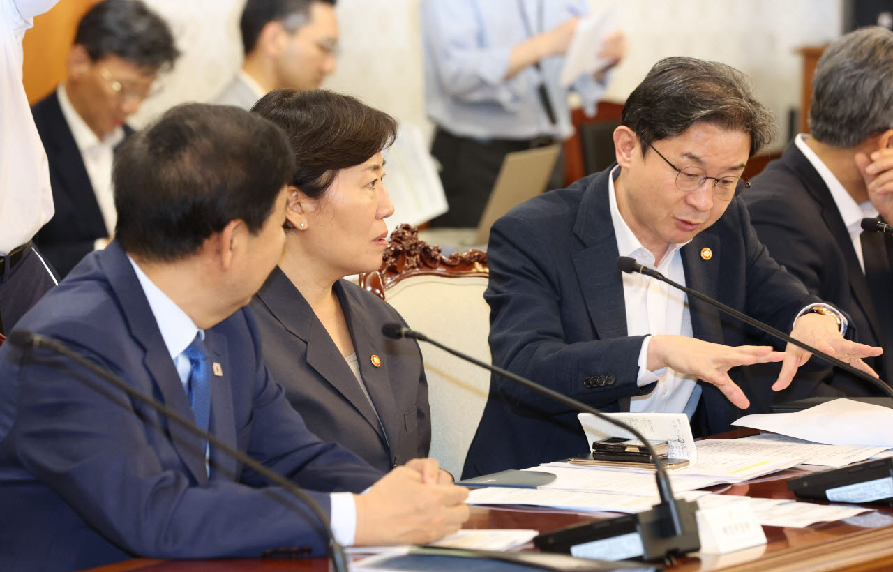 [포토]회의 전에 대화 나누는 국무위원들