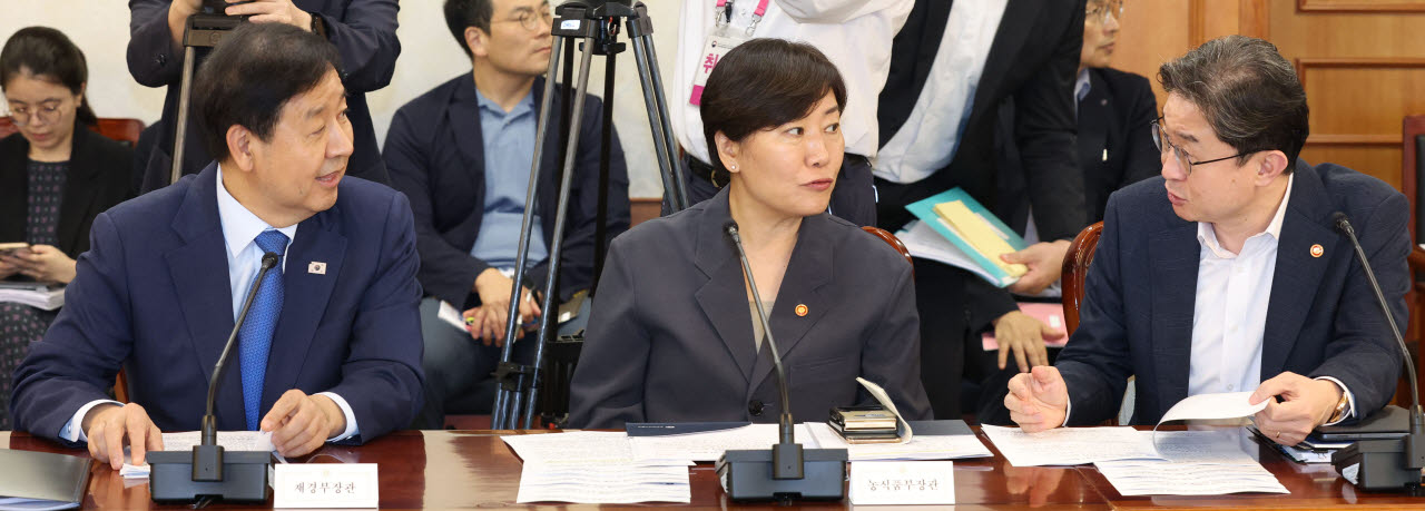 [포토]대화 나누는 구윤철 부총리-송미령 장관-이억원 위원장