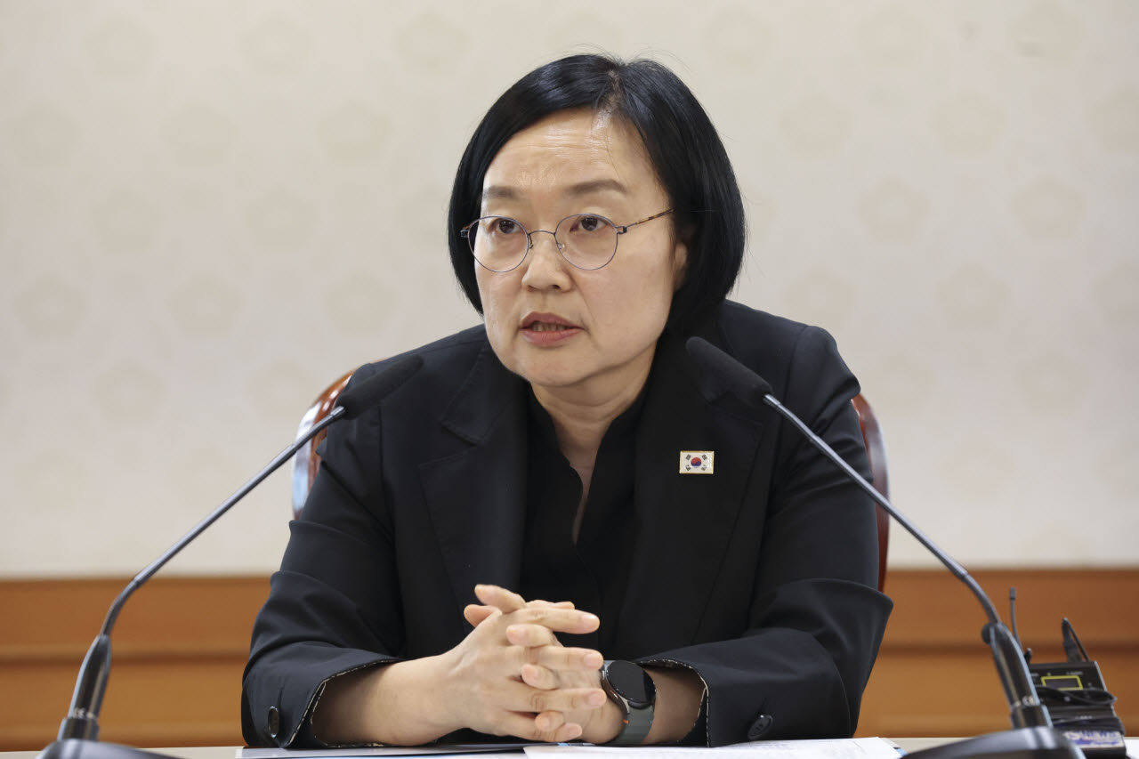 [포토]주택 신속공급 점검회의 주재하는 한성숙 총리