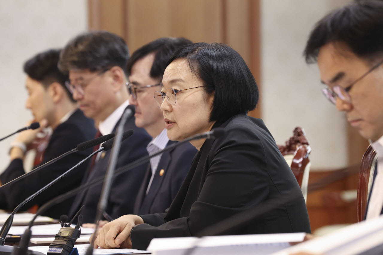 [포토]주택 신속공급 직접 점검하는 한성숙 총리
