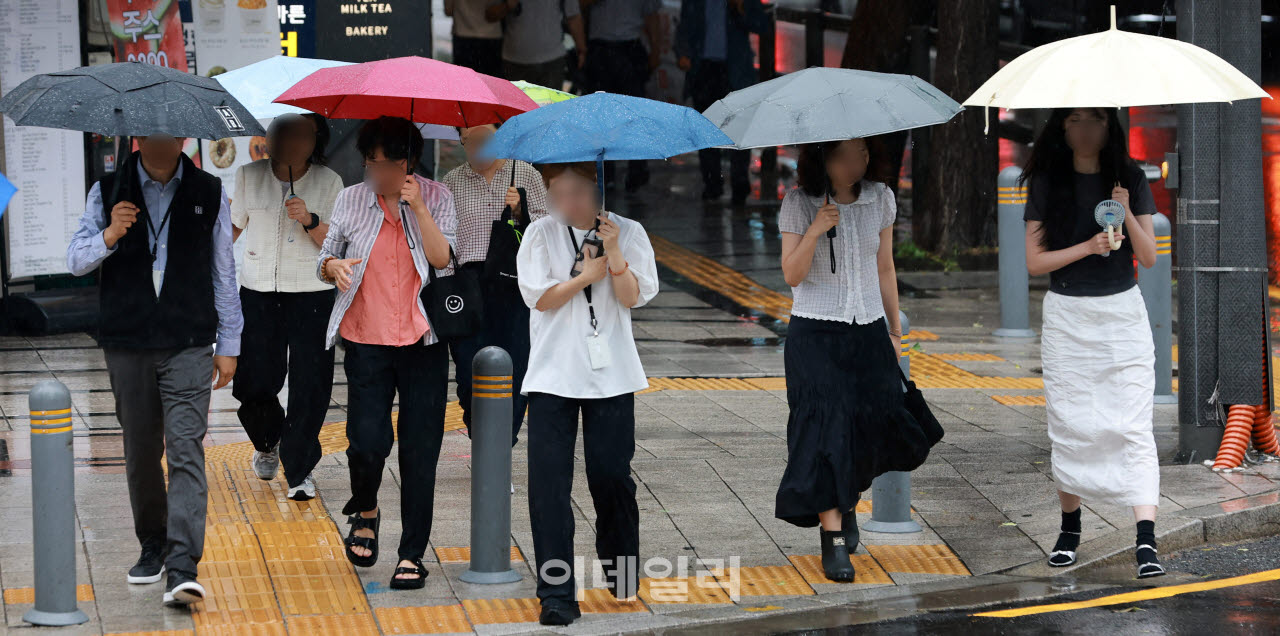 광복절 전국 곳곳 비 소식…낮 최고 32도 무더위 계속[오늘날씨]