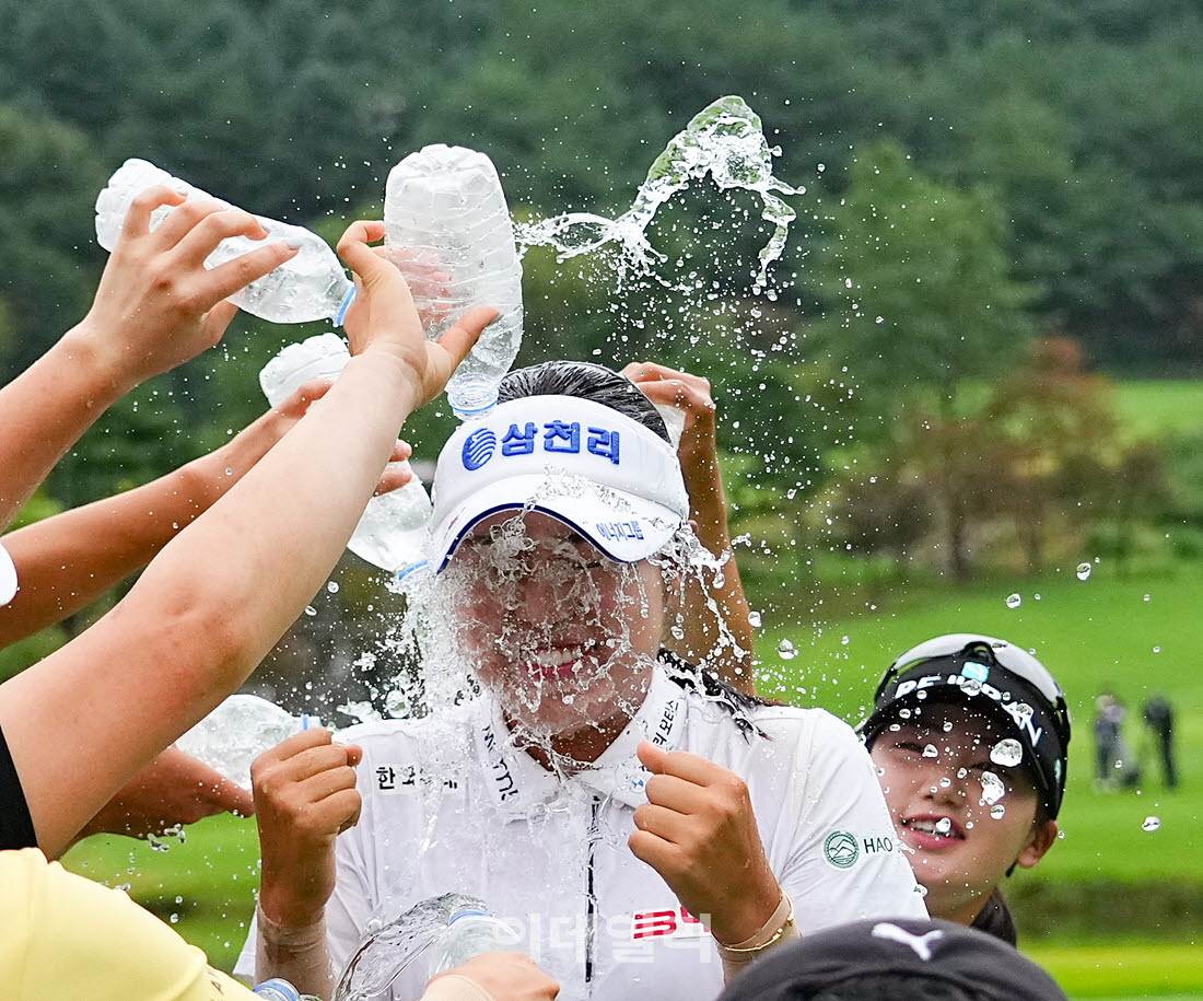 [포토]서교림,시즌 3번째 우승 축하 물세례