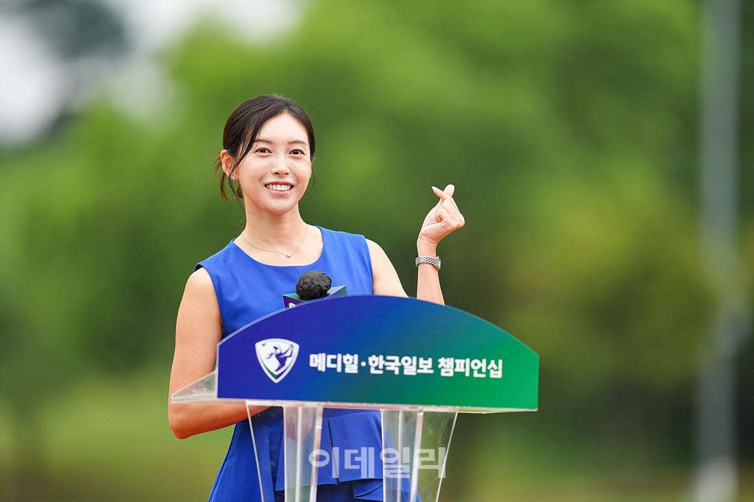 [포토]홍재경 아나운서,미소 하트 인사