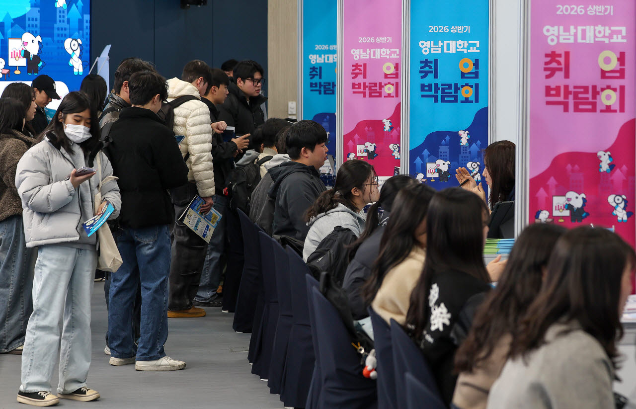 신입 대신 AI?…‘이 업종’ 청년 취업 10만명 가까이 ‘뚝’