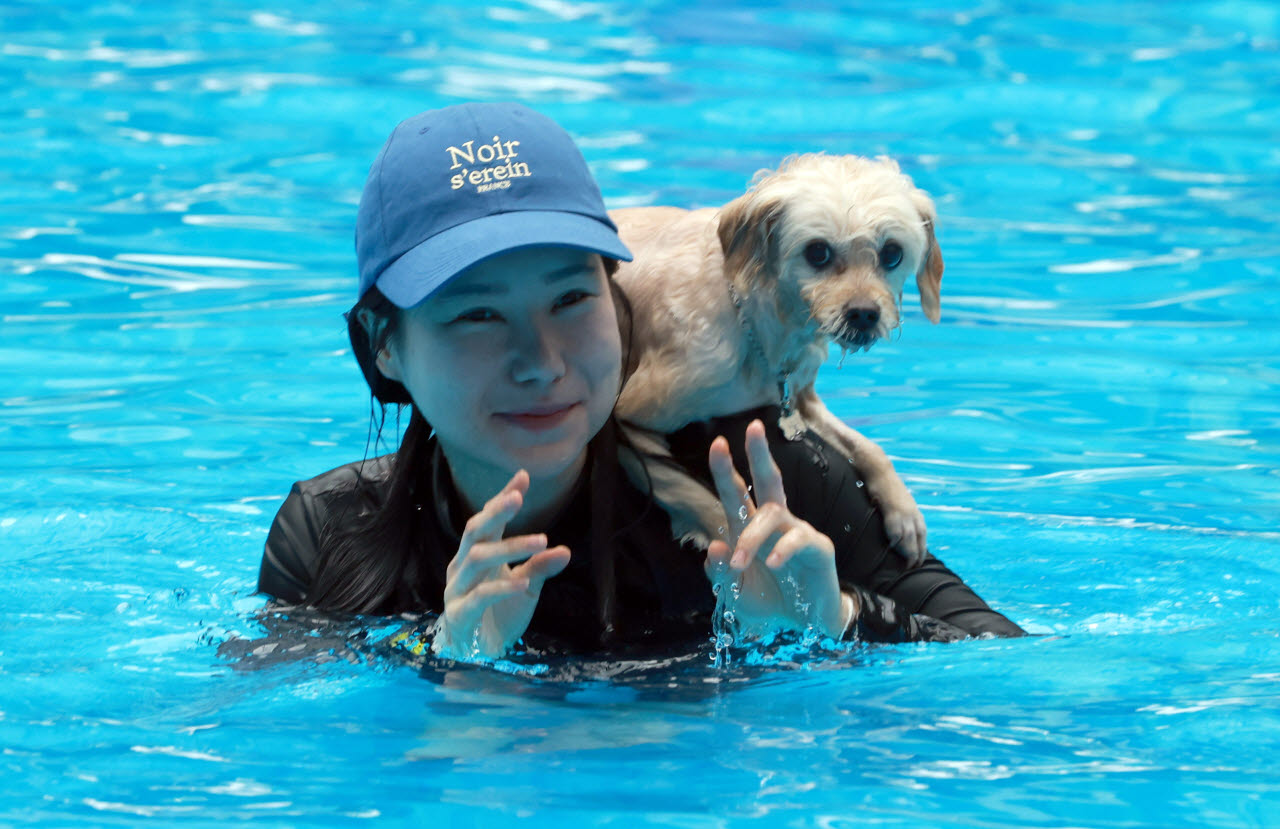 [포토]반려견과 함께하는 물놀이