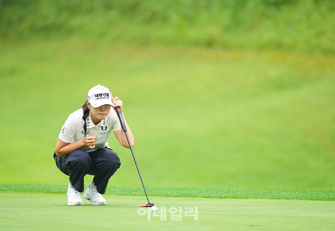 [포토]김민선,신중하게 살핀다