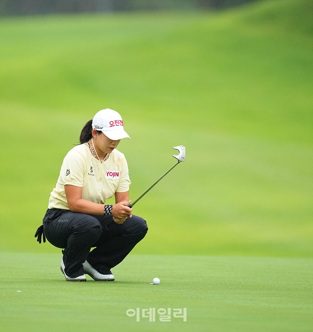 [포토]홍지원,첫 버디 위해 라인을 살핀다