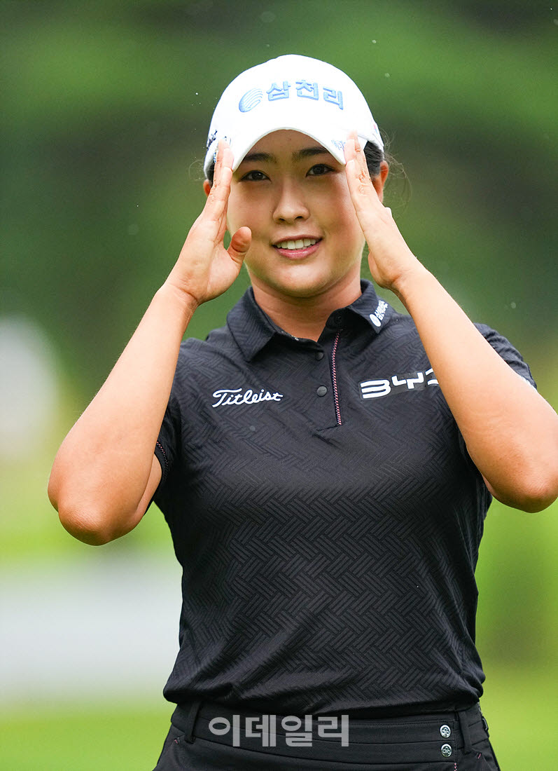 [포토]김민주,모자를 고쳐쓰고