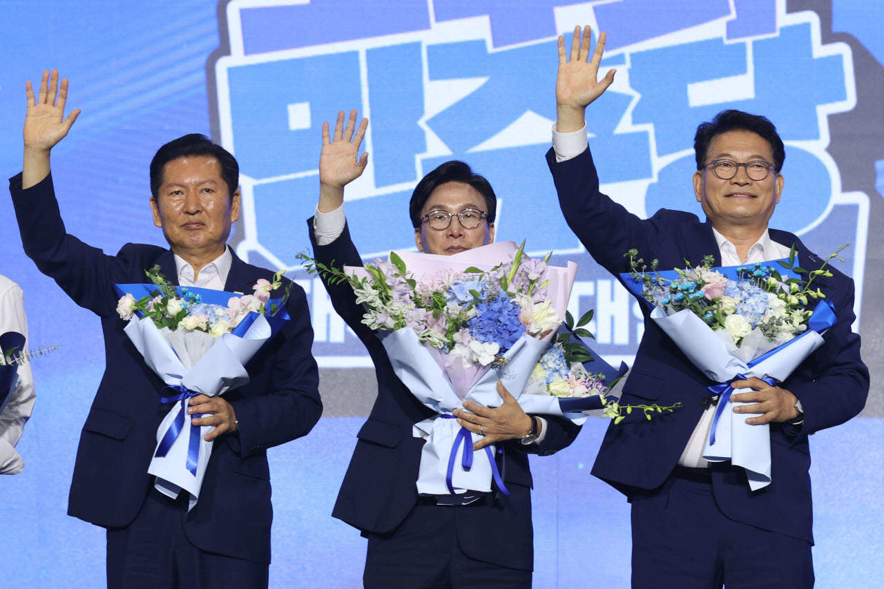 [포토]정청래-김민석-송영길, 당원들에게 인사