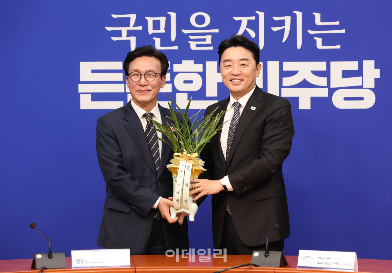 [포토]李 대통령 축하난 받는 김민석 신임 당대표