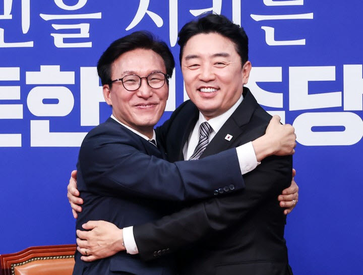 靑 강훈식·홍익표 만난 김민석 "벽 없는 원팀 완성 기대"