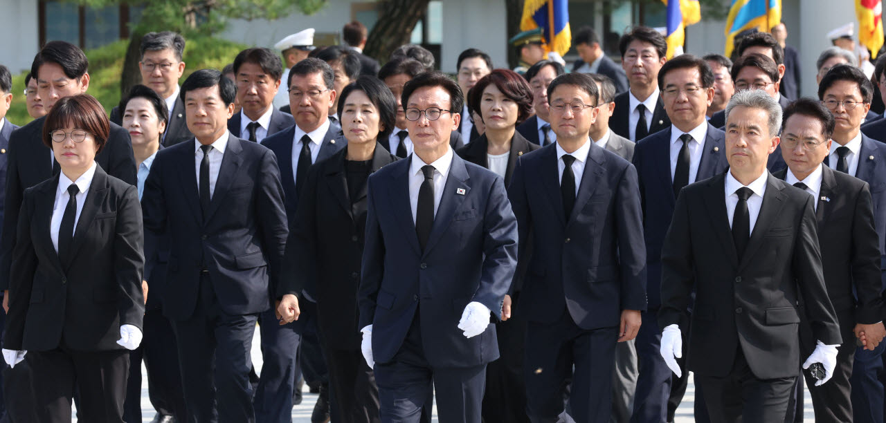[포토]더불어민주당 신임 지도부 현충원 참배