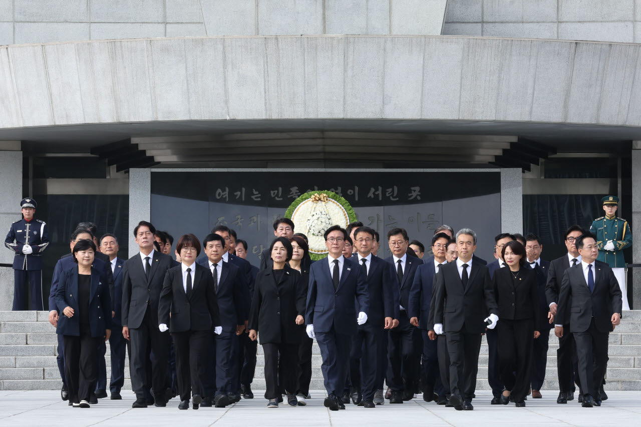 [포토]국립현충원 참배 마친 더불어민주당 지도부