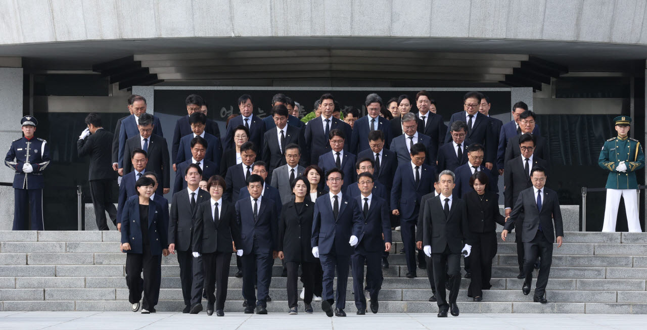 [포토]더불어민주당 지도부 국립현충원 참배