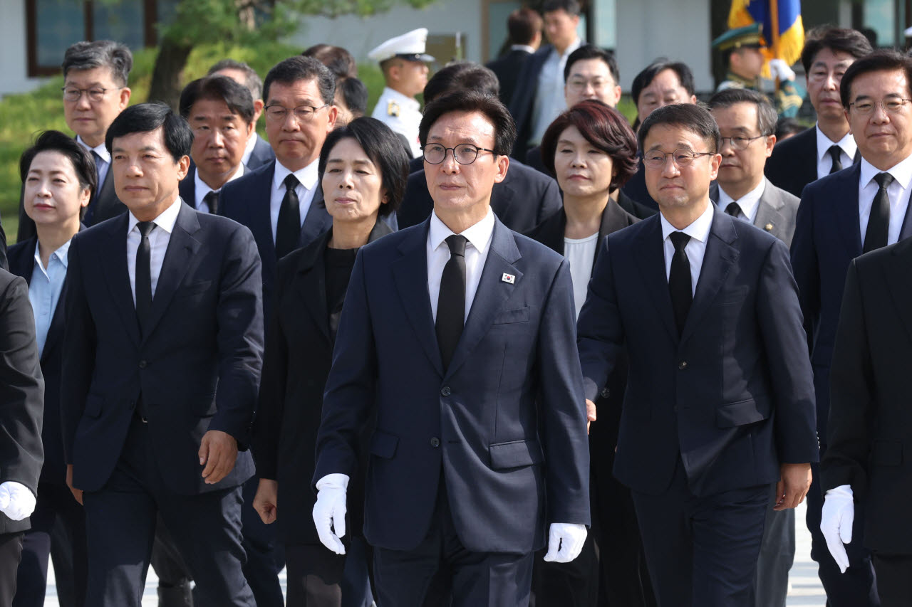[포토]현충원 참배하는 더불어민주당 신임 지도부