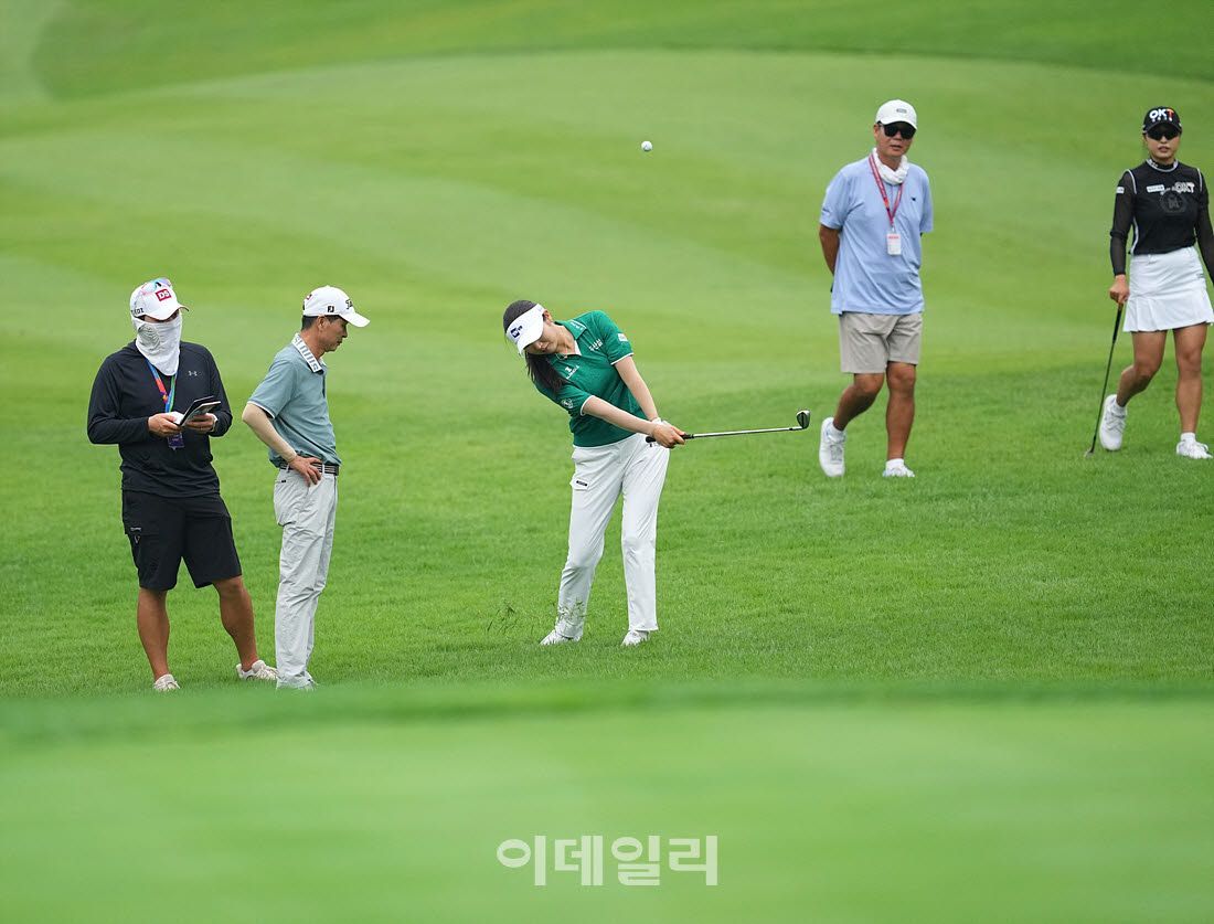 [포토]박혜준,어프로치 연습 중