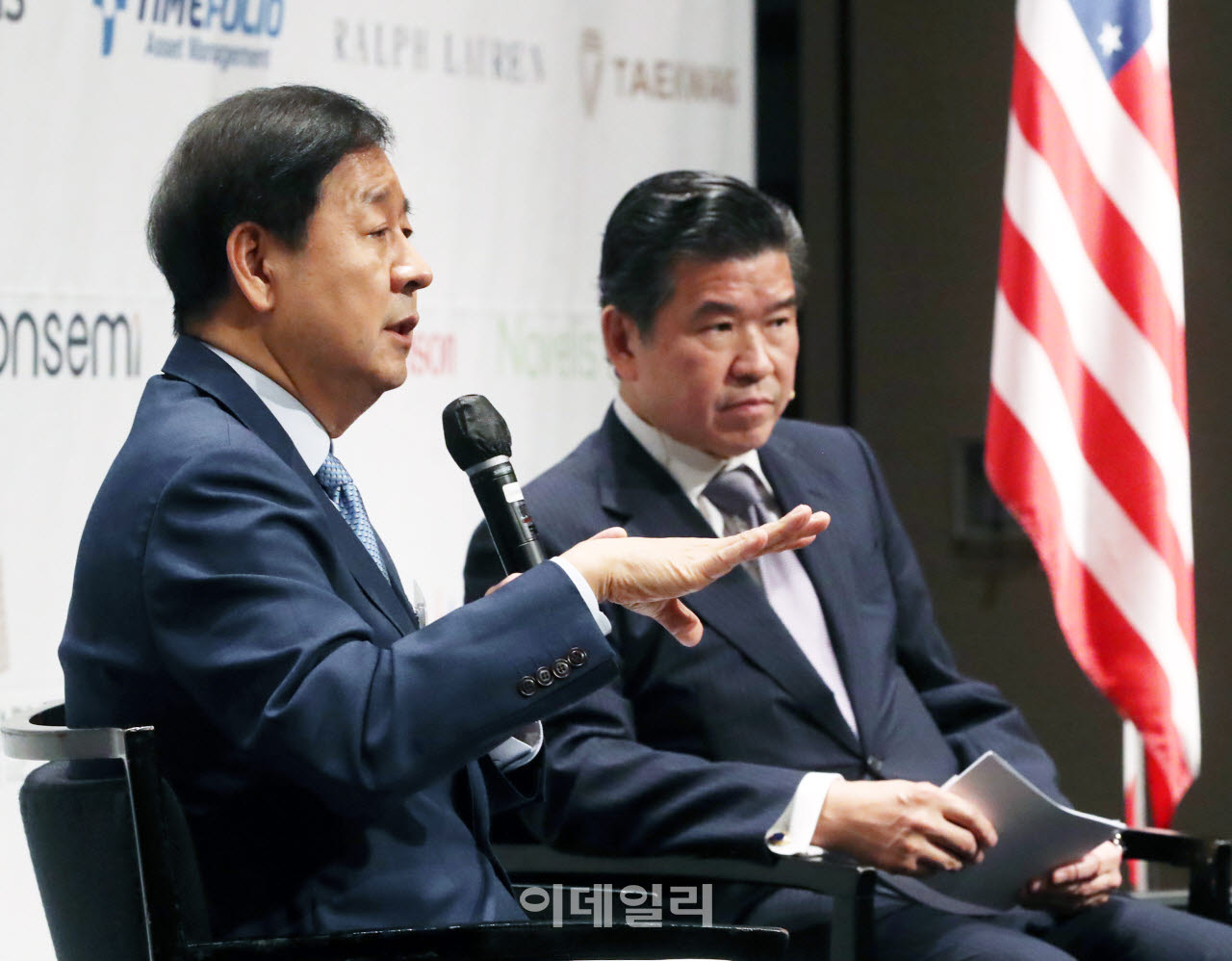 [포토] 제임스 김 암참회장과 대담하는 구윤철 부총리